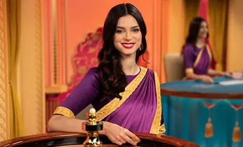 Tay cầm tiền mặt và thẻ tín dụng, biểu tượng giao dịch nhanh chóng